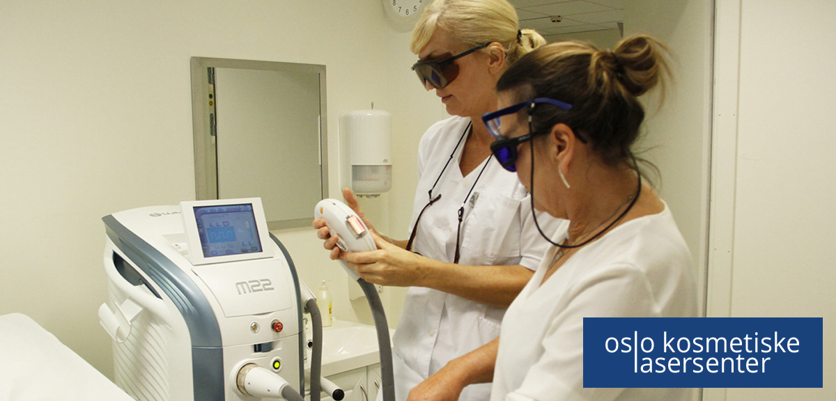 To damer som utfører behandling med laser hos Oslo Kosmetiske Lasersenter.